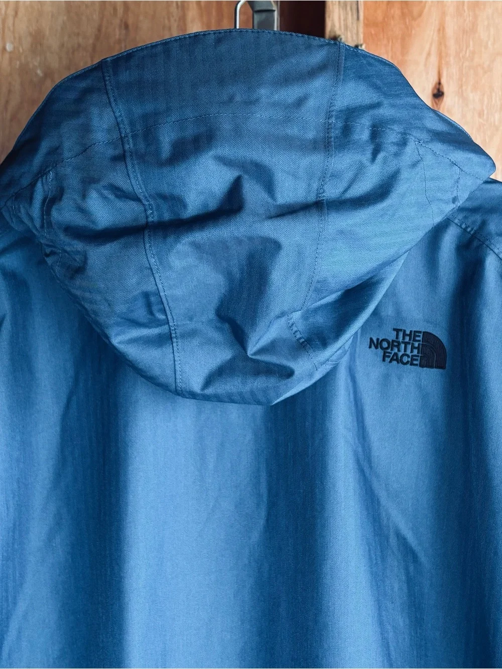 The North Face Men’s Blue HYVENT Hooded Raincoat & Red Zipper Accent Size XL